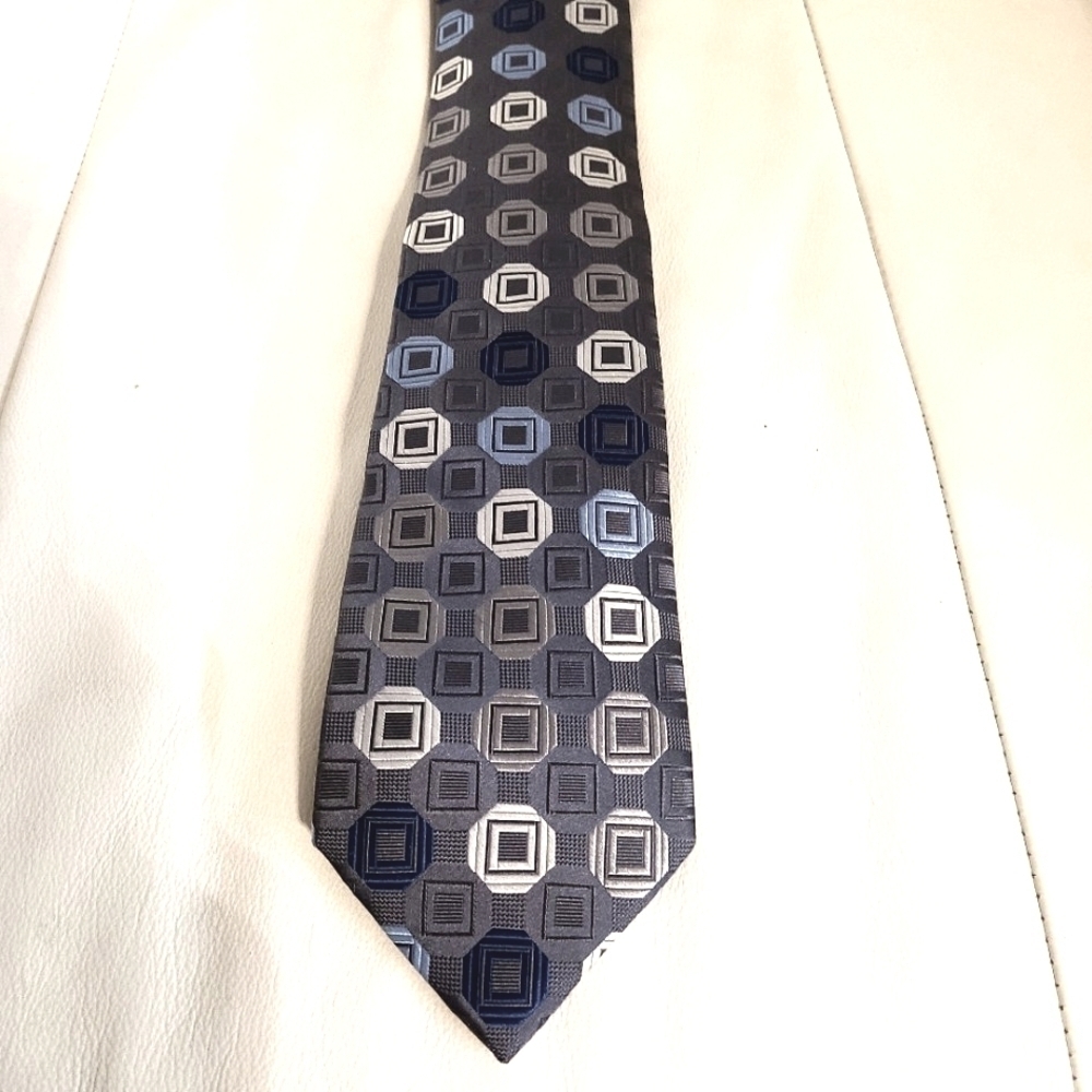 Michael Kors 100% Silk Geometric Squares Pattern Power Tie Grey Navy Blue White - Picture 3 of 6